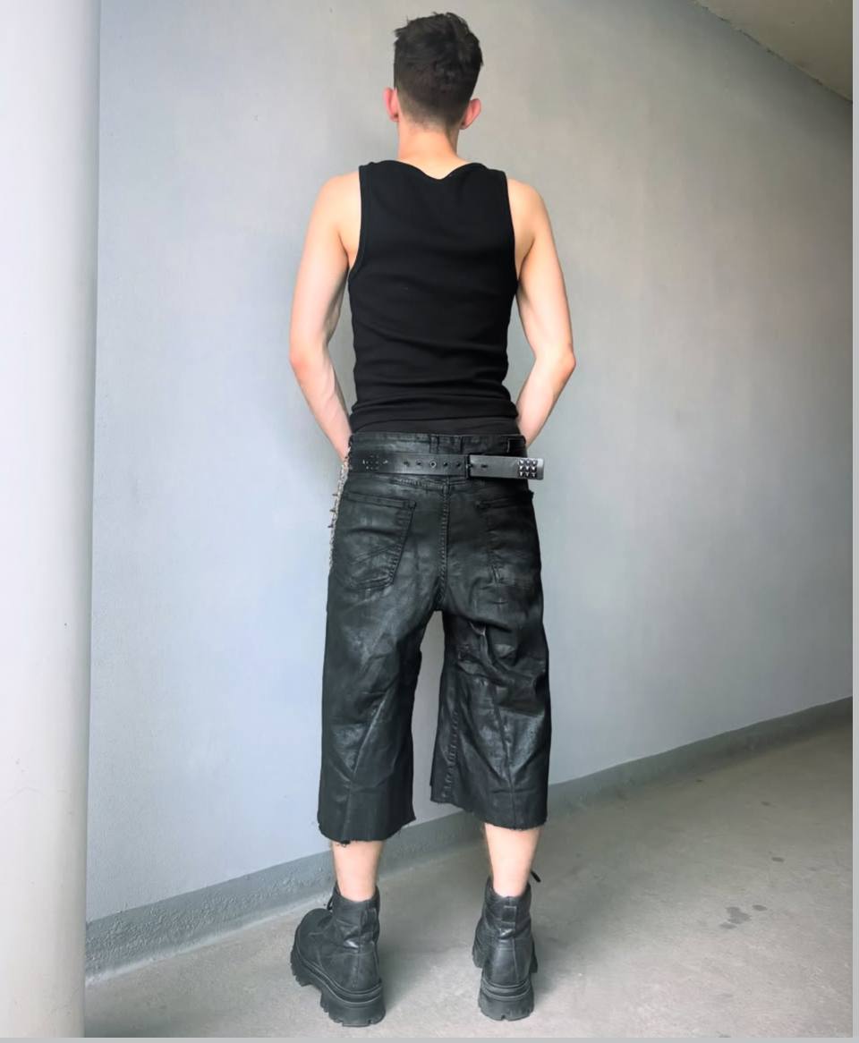 LACQUER-INFUSED JORTS